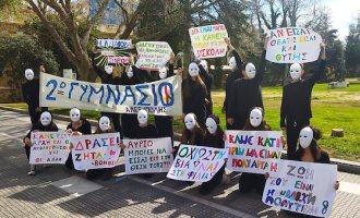 Αλεξανδρούπολη: Μαθητές φόρεσαν μάσκες και έστειλαν μήνυμα κατά την βία