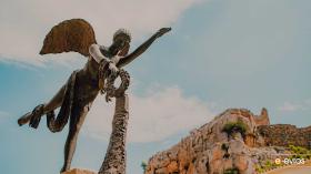 Από τη Χώρα της Σαμοθράκης με αγάπη με φόντο το Κάστρο