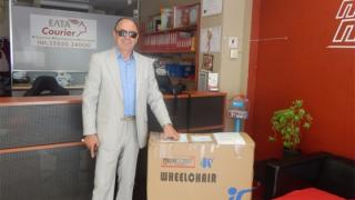 Στον σύλλογο «Μέριμνα» το αναπηρικό αμαξίδιο που αποκτήθηκε με 2 τόνους καπάκια