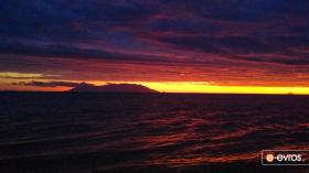 Με φόντο τον πυρακτωμένο ουρανό του Θρακικού Πελάγους