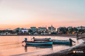 Ήρεμο παραθαλάσσιο τοπίο κατα την δύση του ήλιου