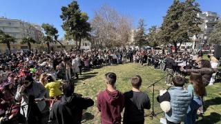 Με τα "χελιδονίσματα" καλωσόρισαν την Άνοιξη οι μαθητές στην Αλεξανδρούπολη (video)