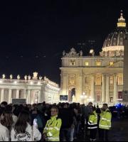 Το "ύστατο χαίρε" στον Πάπα Φραγκίσκο από χιλιάδες πιστούς.