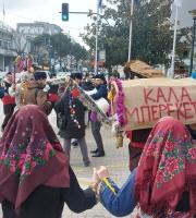 Μέλη του Πολιτιστικού Συλλόγου "Ακρίτες", με το έθιμο της καμήλας.