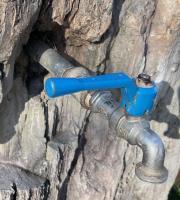 Στο έλεος βανδάλων και ως βάση βρύσης αφέθηκε απολιθωμένος κορμός στην Αλεξανδρούπολη.