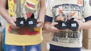 Μαζί για το Παιδί: Μοίρασε καινούρια παπούτσια σε παιδιά του Δήμου Σουφλίου