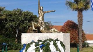 Νέα παρέμβαση στο άγαλμα των Βισβίζηδων.