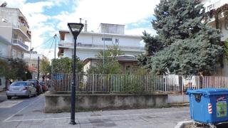Καταρρέει το ξύλινο κτίριο που κάποτε στέγαζε το ΠΙΚΠΑ.