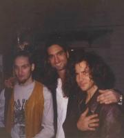Ο Johnny Bacolas με τους Layne Syaley (Alice in Chains) και Eddie Vedder (Pearl Jam)