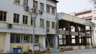 Κατεδαφίζεται το "μνημείο" κακοτεχνίας και πεταμένων λεφτών, δίπλα στο Δημαρχείο Ορεστιάδας
