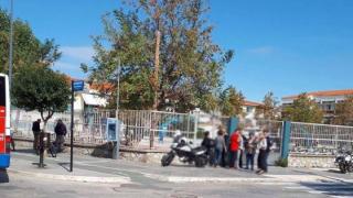 «Πεδίο μάχης» στα Γυμνάσια Αλεξανδρούπολης – διακομιδή μαθητή στο ΠΓΝΑ & προσαγωγές από την αστυνομία 