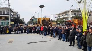 Αγρότες & τρακτέρ στην Πλατεία Ορεστιάδας: «ΟΧΙ» στο κλείσιμο του εργοστασίου της ΕΒΖ 