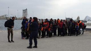 Απελπιστικές εικόνες: Δεκάδες γυναικόπαιδα διασώθηκαν ανοιχτά της Αλεξανδρούπολης