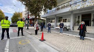 H Λέσχη Αλεξανδρουπολιτών σε συνεργασία με την ΕΛ.ΑΣ μοίρασαν μάσκες στο κέντρο (video)
