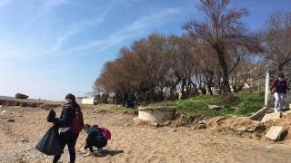 Η ομάδα εθελοντών Αλεξανδρούπολης καθάρισε τελικά την παραλία κάτω από τον Φάρο 