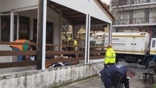 Τι απαντά η Δημοτική Αρχή για τους δύο αστέγους που κοιμούνται στο υπόγειο του ΚΑΠΗ Αλεξανδρούπολης