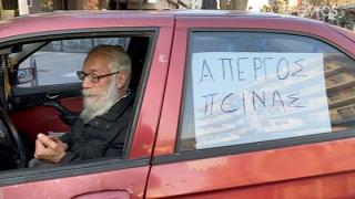 Συγκλονίζει η εικόνα του απεργού πείνας στο κέντρο της Αλεξανδρούπολης (video)