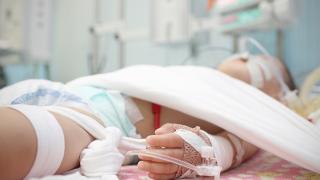 Τελικά γίνονται θαύματα: Ξεπέρασε τον κίνδυνο το δίχρονο κορίτσι που έπεσε από τον 4ο