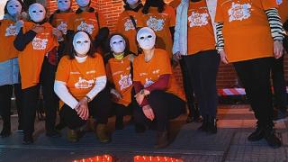 Το κίνημα metoo & στην Αλεξανδρούπολη με λευκές μάσκες εμφανίστηκαν γυναίκες μπροστά στο δημαρχείο (video)