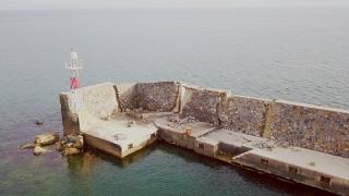Έτοιμος να... βυθιστεί ο λιμενοβραχιόνας στο λιμανάκι της Μάκρης (drone video)