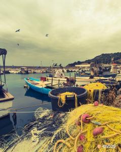 Βάρκες και δίχτυα στο λιμανάκι της Μάκρης