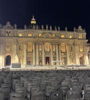 Το "ύστατο χαίρε" στον Πάπα Φραγκίσκο από χιλιάδες πιστούς.