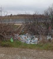 Εικόνες ντροπής με τα σκουπίδια στην Εγνατία Οδό, κοντά στο τελωνείο Κήπων.