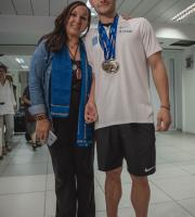 Θερμή υποδοχή Μιχαλεντζάκη - Καρυπίδη στο αεροδρόμιο - Αποθέωσαν το "χρυσό δελφίνι" στις Φέρες (video & photo)