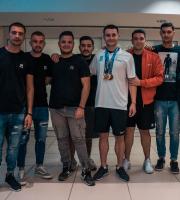 Θερμή υποδοχή Μιχαλεντζάκη - Καρυπίδη στο αεροδρόμιο - Αποθέωσαν το "χρυσό δελφίνι" στις Φέρες (video & photo)