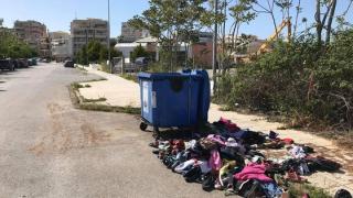 Η απάντηση του Πολυκοινωνικού για τα πεταμένα ρούχα έξω από κάδο ανακύκλωσης