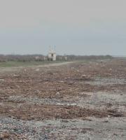 Σε κατάσταση πλήρους εγκατάλειψης η παραλία Απαλού (φώτο)