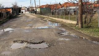 Υπάρχει και λίγος... δρόμος ανάμεσα στις λακκούβες στο Μεγάλο Δέρειο Σουφλίου