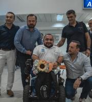 Θερμή υποδοχή Μιχαλεντζάκη - Καρυπίδη στο αεροδρόμιο - Αποθέωσαν το "χρυσό δελφίνι" στις Φέρες (video & photo)