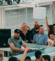 Στον "αέρα" σήκωσε ο Phonique το Yacht club, στην Αλεξανδρούπολη