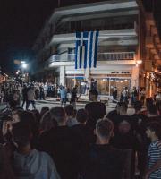 Θερμή υποδοχή Μιχαλεντζάκη - Καρυπίδη στο αεροδρόμιο - Αποθέωσαν το "χρυσό δελφίνι" στις Φέρες (video & photo)