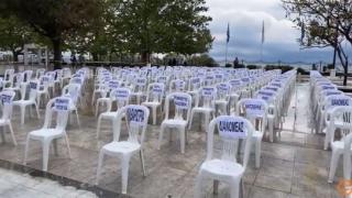 Αλεξανδρούπολη: SOS από την εστίαση με 144 άδειες καρέκλες στην πλατεία του φάρου (video)