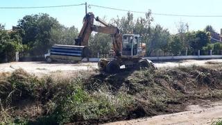 Καθαρίζονται τα ρέματα στον Έβρο - Ασταμάτητα τα συνεργεία της Περιφέρειας (φωτο)