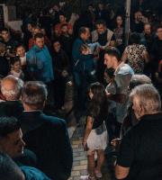 Θερμή υποδοχή Μιχαλεντζάκη - Καρυπίδη στο αεροδρόμιο - Αποθέωσαν το "χρυσό δελφίνι" στις Φέρες (video & photo)