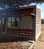 Ασυνείδητοι έκαναν «γυαλιά – καρφιά» το εκδοτήριο εισιτηρίων του Αλτιναλμάζη (φωτο)