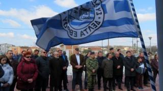 Ο Διοικητής της ΧΙΙ Μ/Κ Μεραρχίας Πεζικού δίπλα στους καλυβιέρηδες του Δέλτα