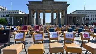 “Άδειες καρέκλες – Empty chairs” και στην Αλεξανδρούπολη – Συμμετοχή της εστίασης στη συμβολική διαμαρτυρία