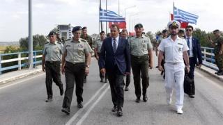 Υπουργός Εθνικής Άμυνας: "Ο συναγερμός στον Έβρο δεν έληξε"