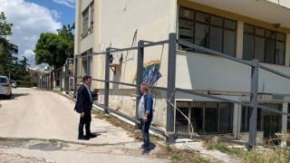 Προστατευτική μεταλλική κατασκευή ύψους 3 μέτρων κατασκευάζεται στο παλιό νοσοκομείο Αλεξανδρούπολης