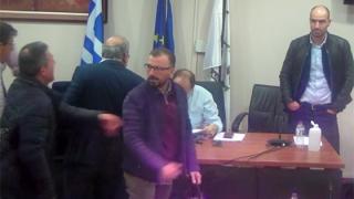 «Ρινγκ» το δημοτικό συμβούλιο Αλεξανδρούπολης - Μπάχαλο η συνεδρίαση (video)