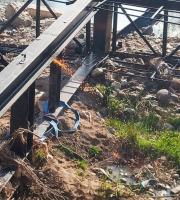 Από προχθές ξεκίνησαν οι διαδικασίες για το κόψιμο της μικρής μεταλλικής πεζογέφυρας που βρισκόταν στο χωριό των Λουτρών του δήμου Αλεξανδρούπολης