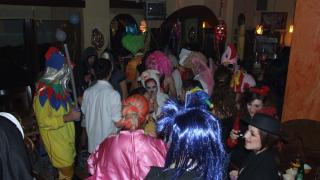 Τρελό ξεφάντωμα στο αποκριάτικο πάρτυ στο Απρόοπτο cafe!