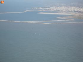 Κοιτώντας από ανατολή το λιμάνι.