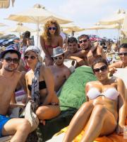 Το καλοκαίρι είναι 'δροσερό' στο Reina beach bar.