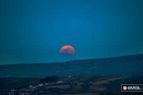 Makri'nin limanında , dolunay