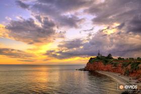 Kırmızı kayallar sahilidir